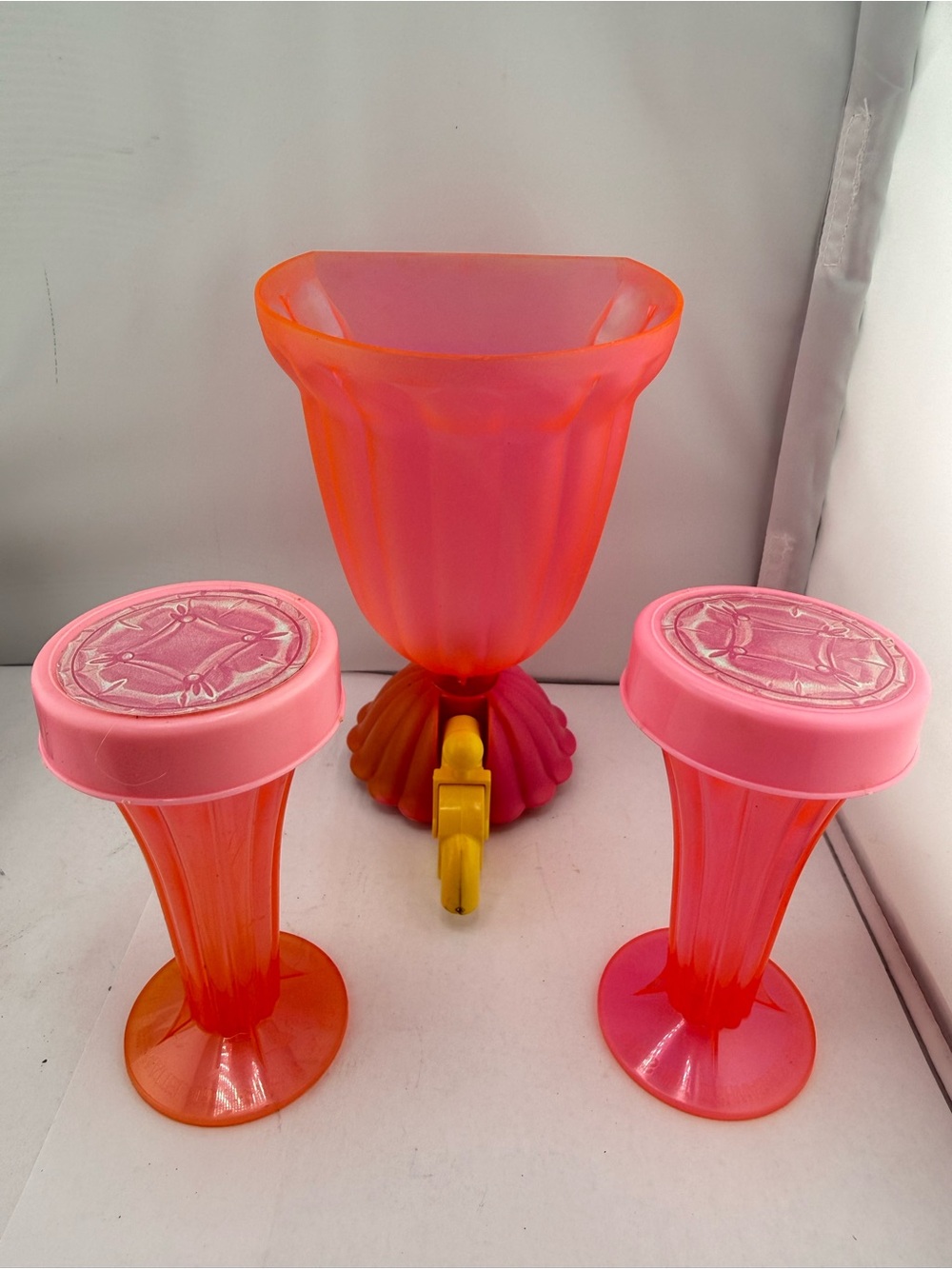 1988 Mattel Barbie Soda Shoppe Playset soda/juice dispenser fountain & barstools